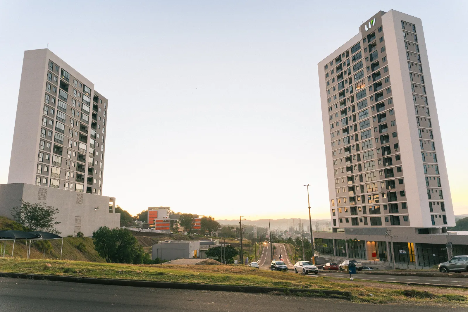 Pesquise a trajetória da empresa responsável pelo projeto, os empreendimentos já entregues, o padrão construtivo e o relacionamento com os clientes